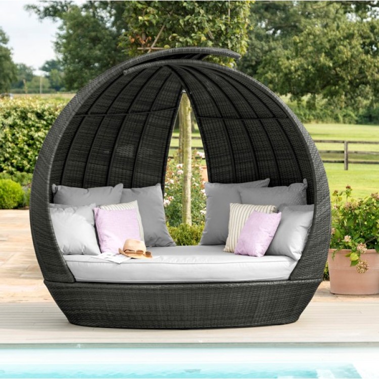 Small shop rattan daybed
